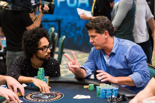 "Dos manos necesito para bustear, ¿qué te juegas?" / N. Stodart