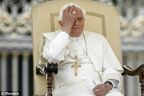 pope_face_palm.jpg. Púlse en la imagen para verla en tamaño completo. pope_face_palm.jpg