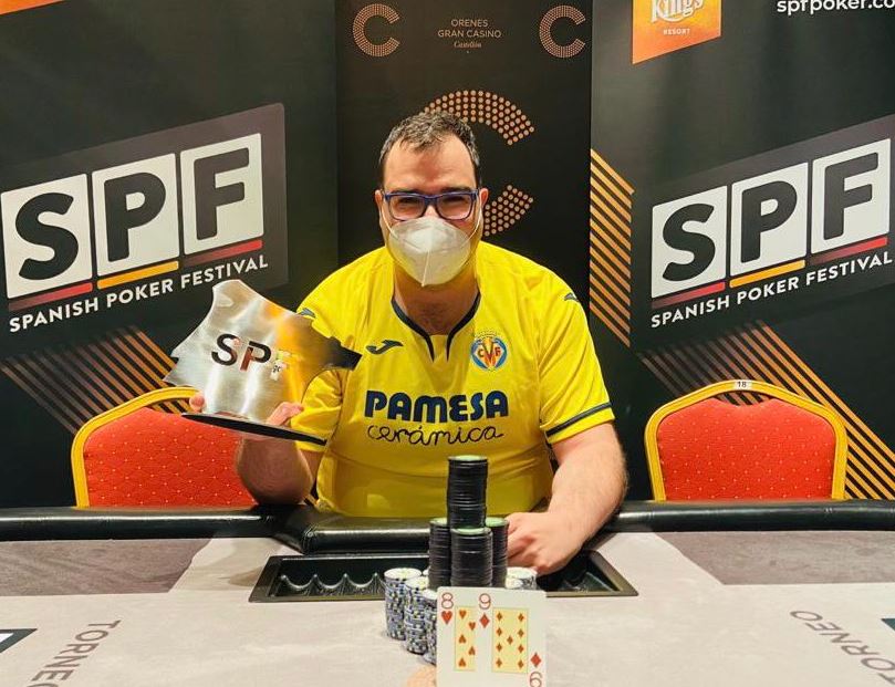 Con dos de sus grandes pasiones: poker y Villarreal C.F.