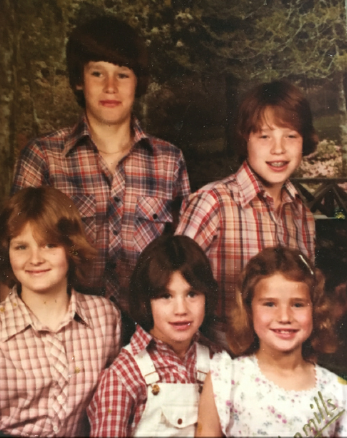 Phil (arriba) y sus hermanos