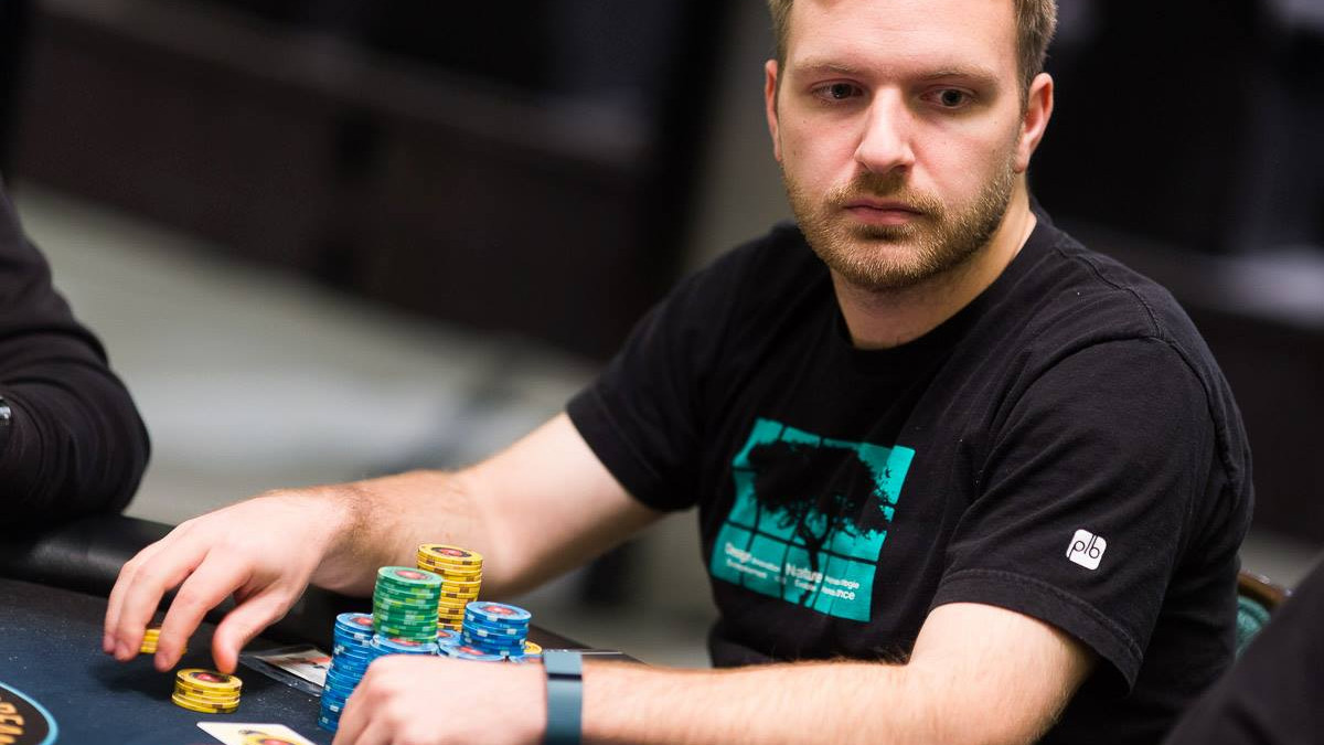 Mike Watson lidera la mesa final; Tony Gregg la alcanza en tercera ocasión