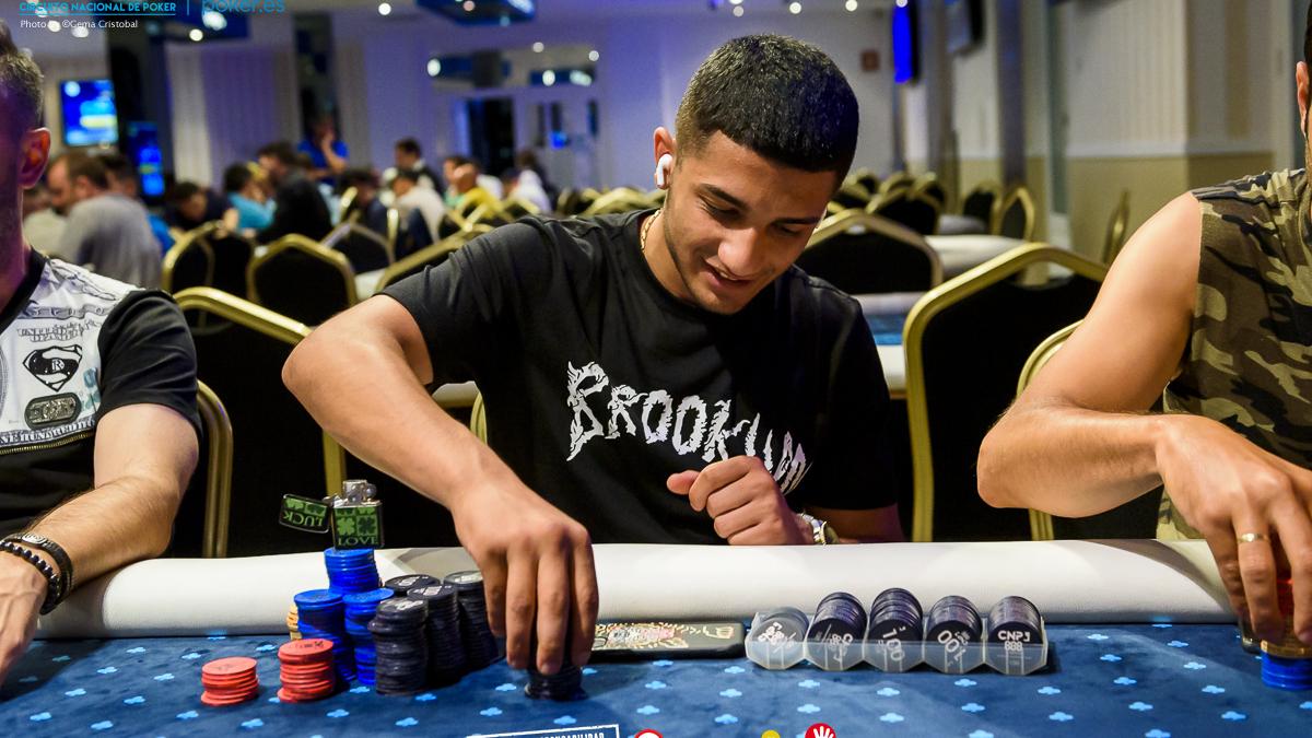 Spartak Misakyan pasa como chipleader del día 1C Spartak Misakyan pasa como chipleader del día 1C