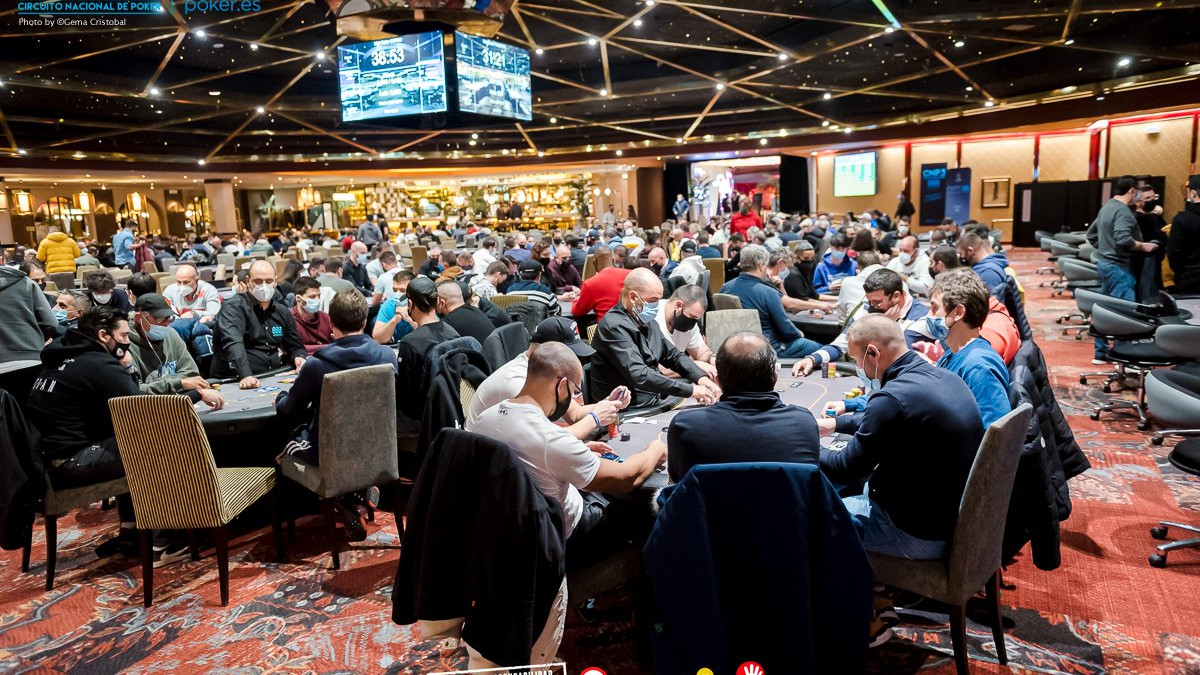 213 jugadores en el Día 1A del Evento Principal... ¡hoy comienza nuestro seguimiento! 213 jugadores en el Día 1A del Evento Principal... ¡hoy comienza nuestro seguimiento!
