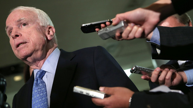McCain juega al poker en el móvil durante la vista sobre el ataque a Siria en el Senado