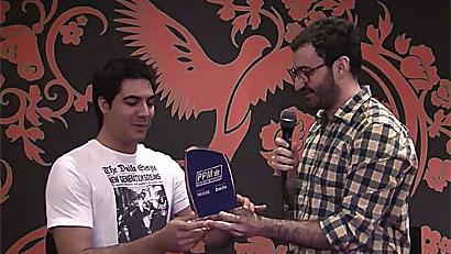 Samuel Jiménez recibe el trofeo del Poker Pro Masters