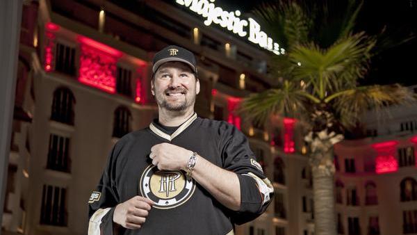 Phil Hellmuth le devuelve a Slime medio bote como compensación por la polémica mano entre ambos Phil Hellmuth le devuelve a Slime medio bote como compensación por la polémica mano entre ambos