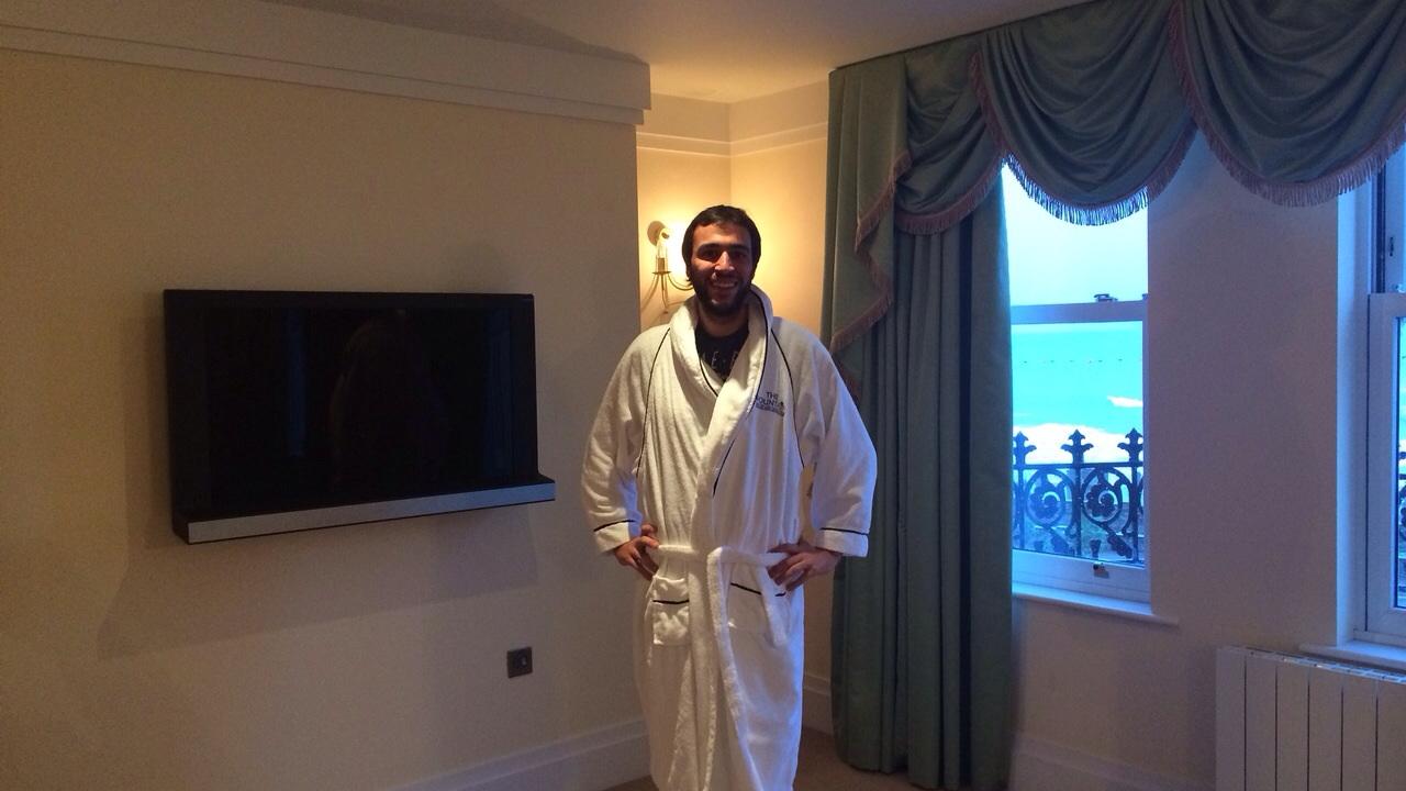 Miguel Seoane se pone guapo para encender las luces del Sunday $500