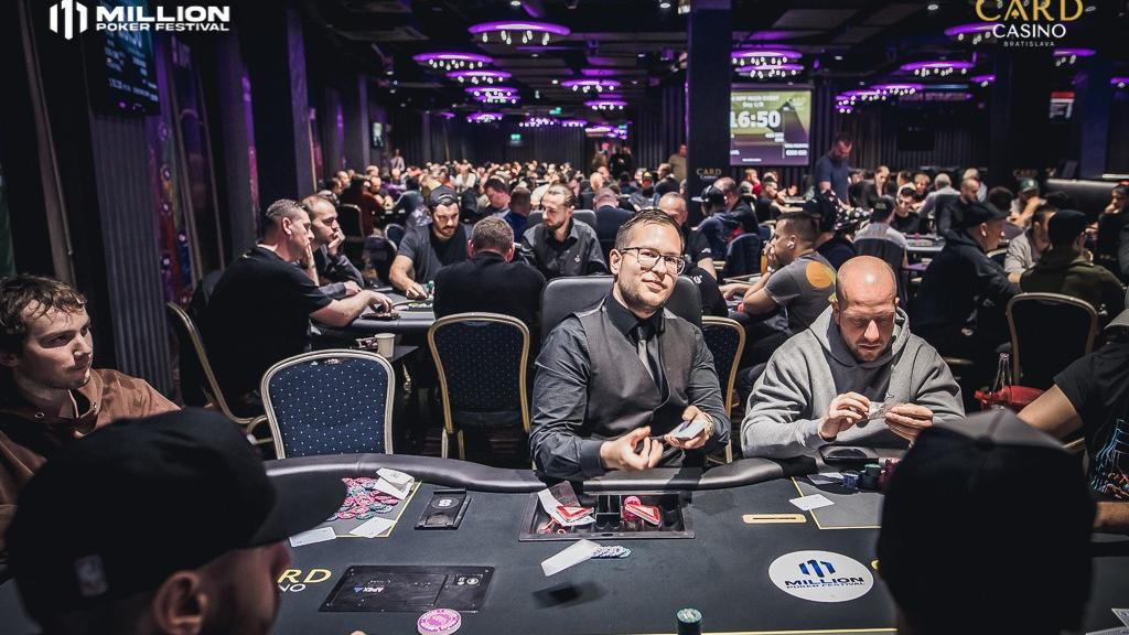 El Main Event del Million Poker Festival sigue su curso con uno de los nuestros cerca del primer trofeo
