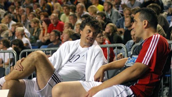 Baloncesto y poker se cogen de la mano en el capítulo 85 Baloncesto y poker se cogen de la mano en el capítulo 85