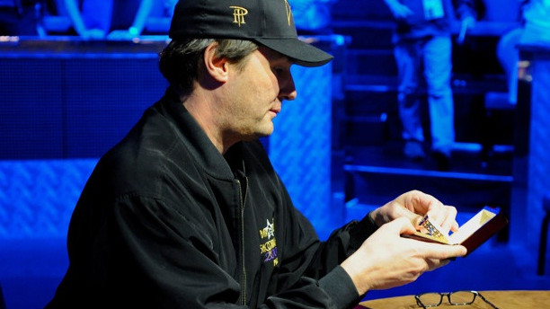 Phil Hellmuth otra vez cerca de su duodécimo brazalete Phil Hellmuth otra vez cerca de su duodécimo brazalete