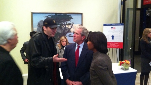 Phil Hellmuth le autografía un libro a George W. Bush Phil Hellmuth le autografía un libro a George W. Bush