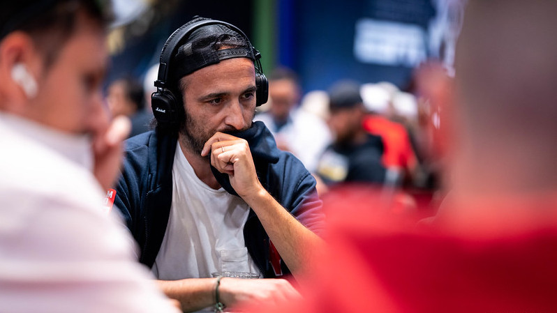 Davidi Kitai flopea full de ases y se estrella contra poker de cincos en el Main Event