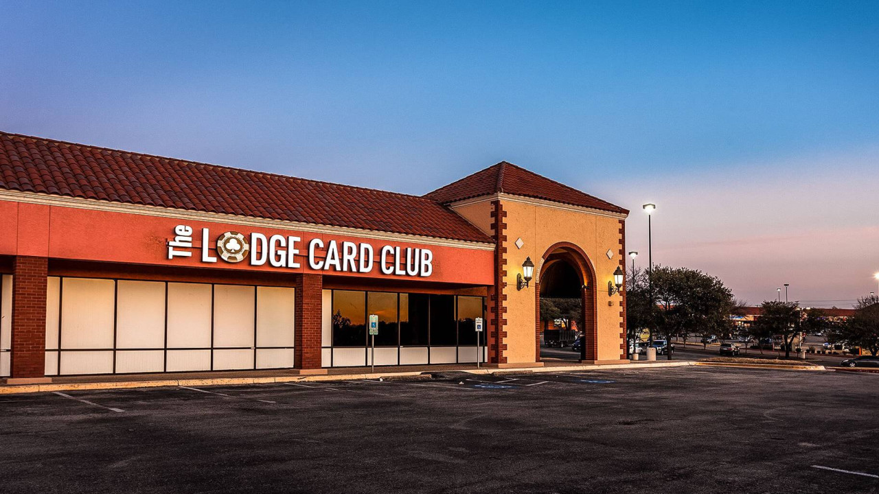 ¡Llega el caos al Lodge Card Club!
