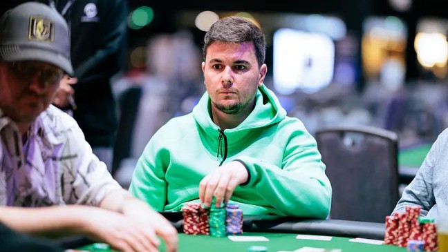 Andrés González va a la caza del brazalete en Event #28: $1,500 Freezeout NLH