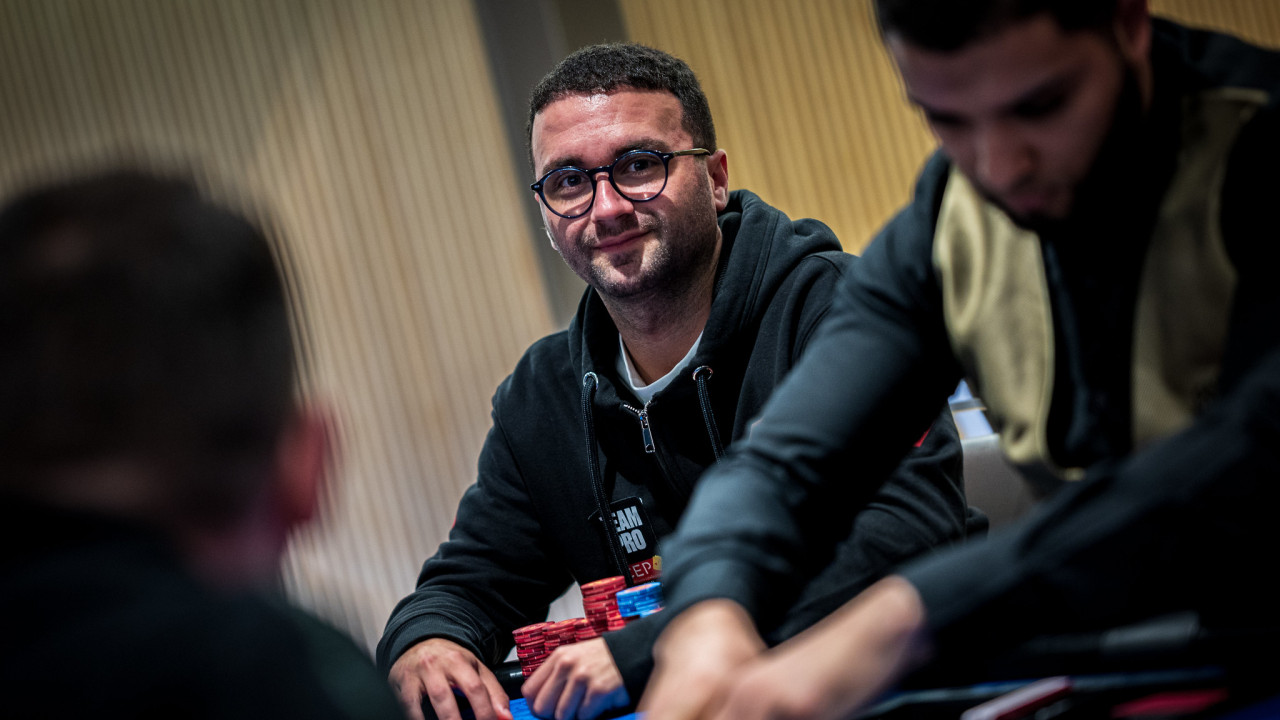 ¡Carlos Sánchez se lleva el flip y se dobla en el Main Event!