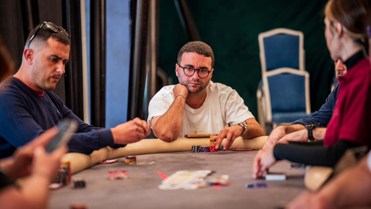 ¡Muchos jugadores habituales del field nacional en el Main Event!