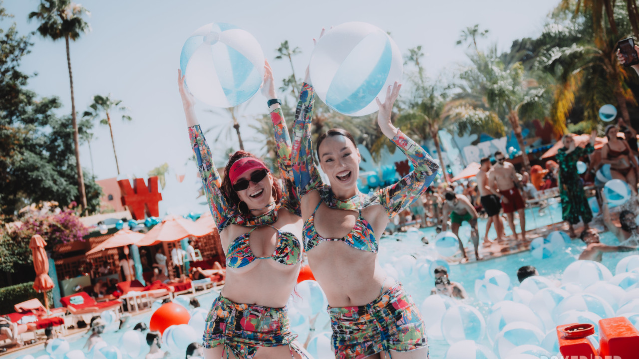 ¡Llegan los globos a la pool party!