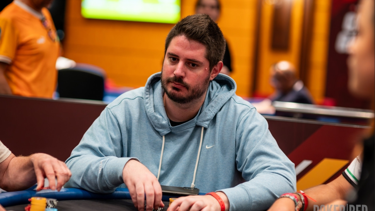 Carlos Sáez se monta antes de ir a la cena