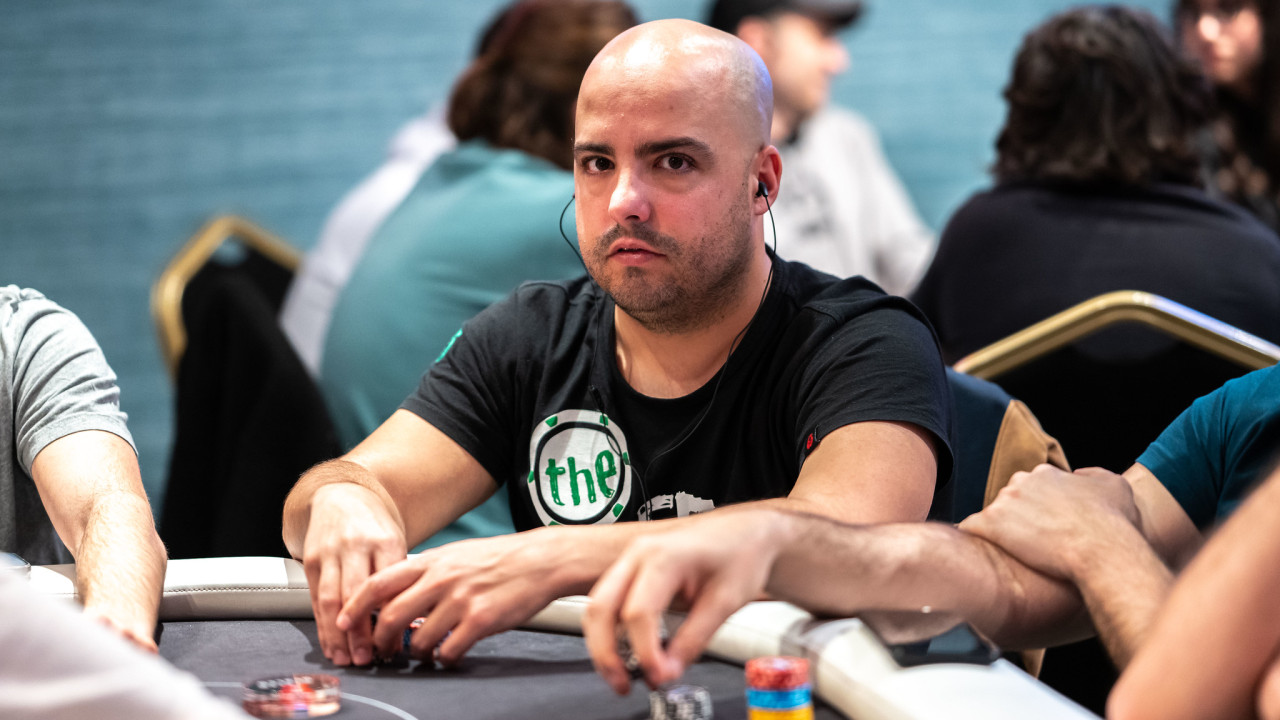 Benjamín García "Janfryed" se va a las duchas en el Día 1B del Main Event
