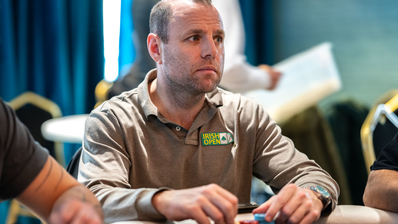 Chris Dowling para los pies a Nico Giuri  