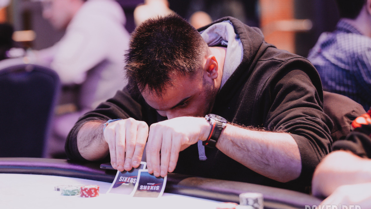 No "Maikelfull", debajo de las cartas no hay premio... sigue buscando