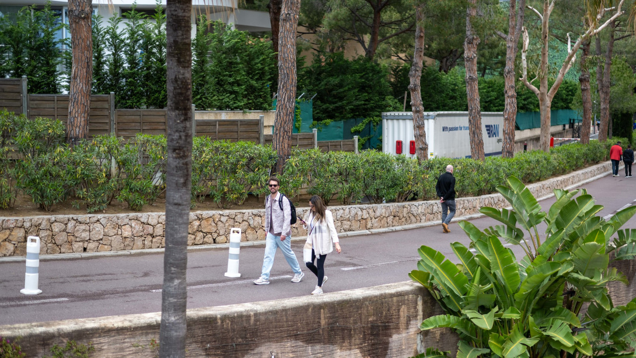 ¡Prensa amarilla! Ramón Colillas cazado con actitud cariñosa con una bella joven por las calles de Montecarlo