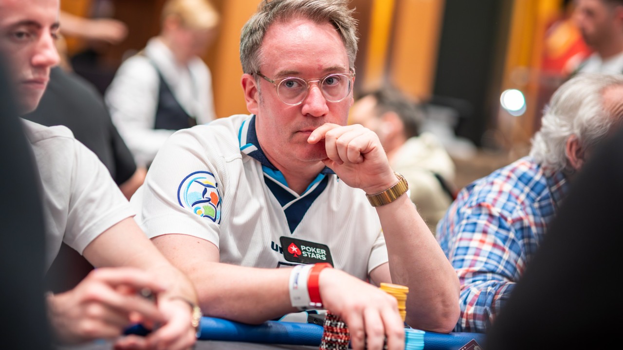 Sam Grafton se monta en un avión con destino a Mesa Final