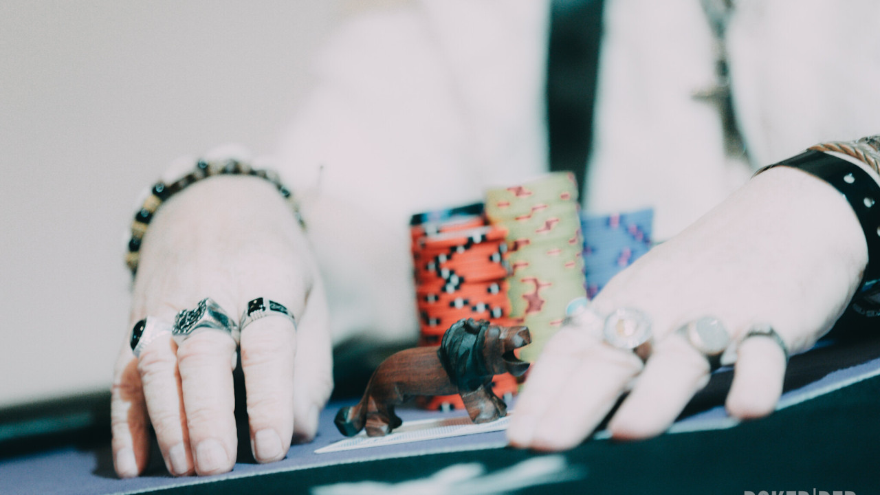 El 3.300 MAD NLH 8 handed en juego con medio centenar de jugadores