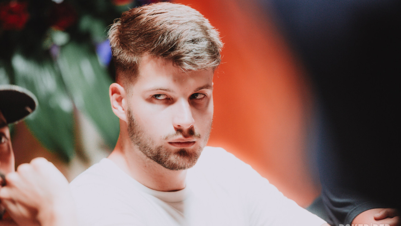 Drama húngaro en la última mano antes del dinner break: Benedek Farkas 7º por 40.000 MAD