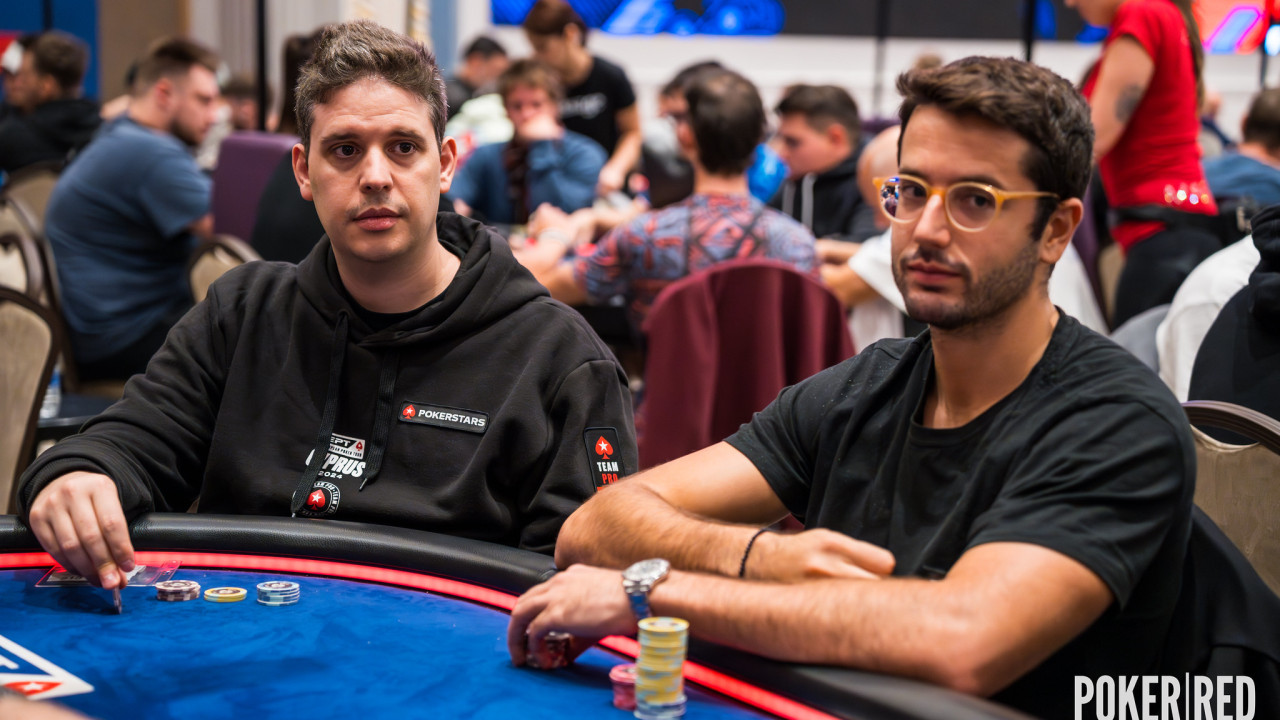 Juan Pardo y Elías Gutiérrez sentados en el 25k$ NLH