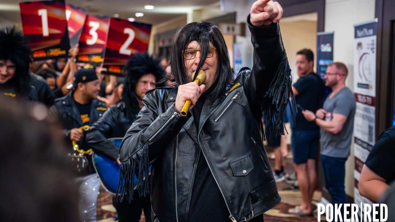 Phil Hellmuth hace su entrada en el Main Event