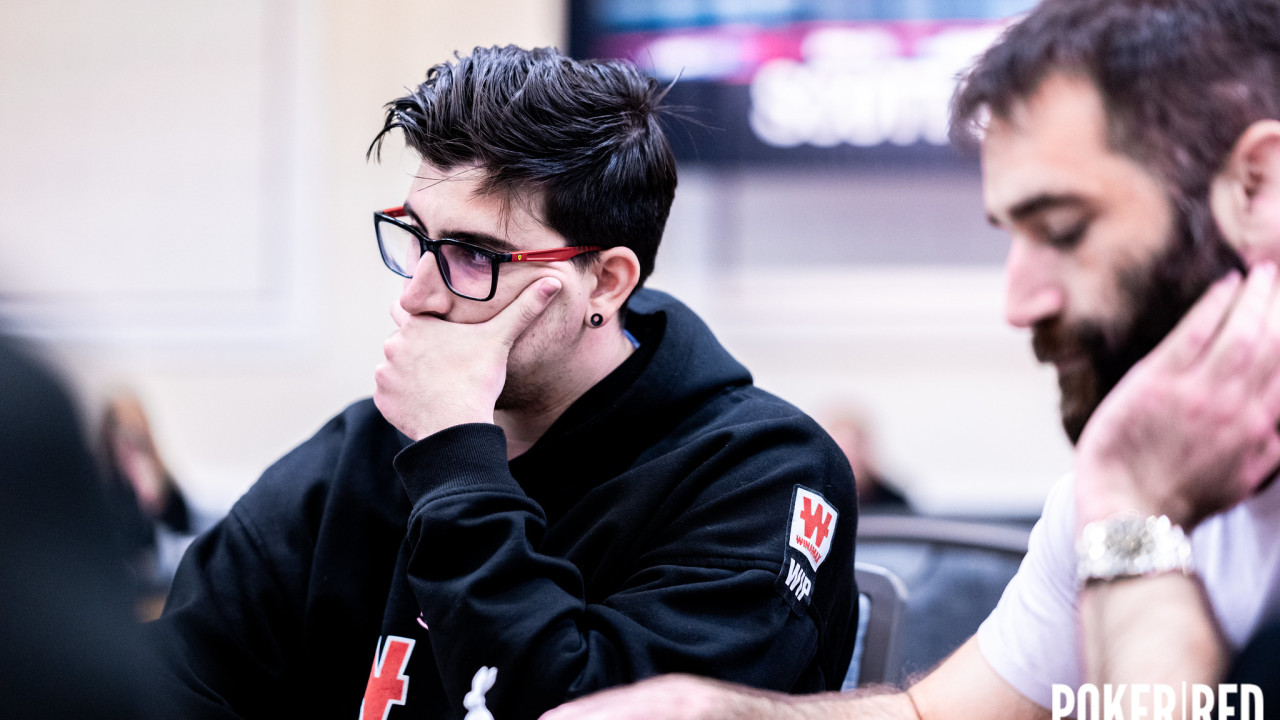 Últimas dos mesas en el $2.5k NLH Freezout con "Delox" en la pomada