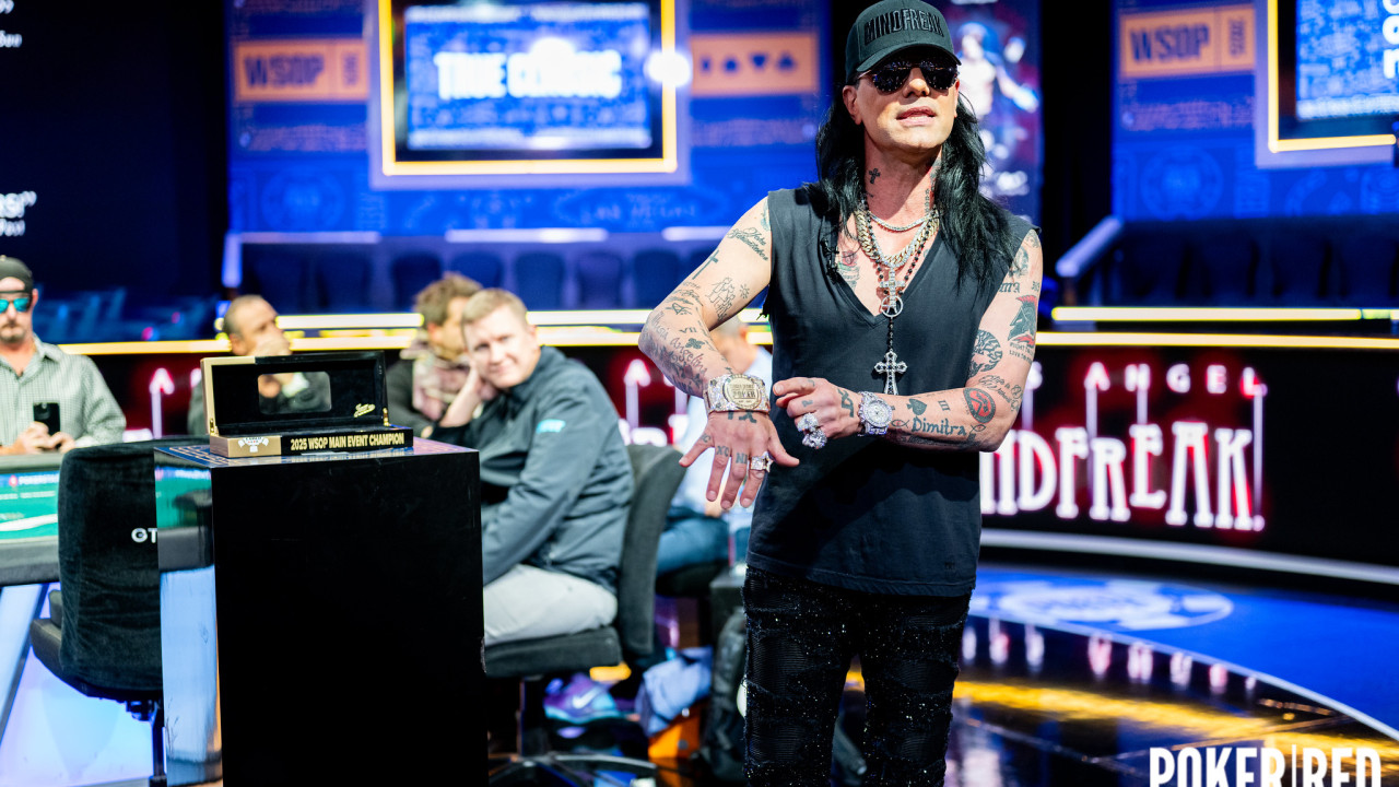 Presentación del brazalete del Main Event a cargo de Criss Angel