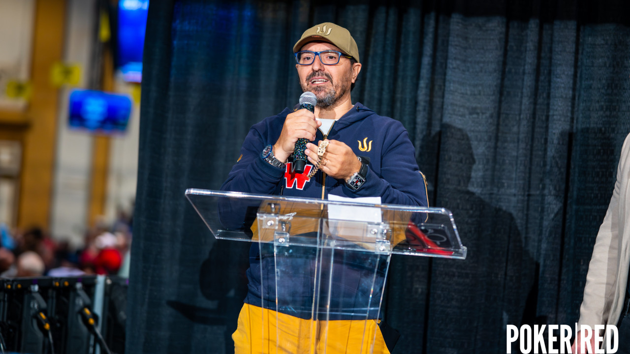 Guiseppe Zarbo recibe el brazalete de campeón del Summer Celebration