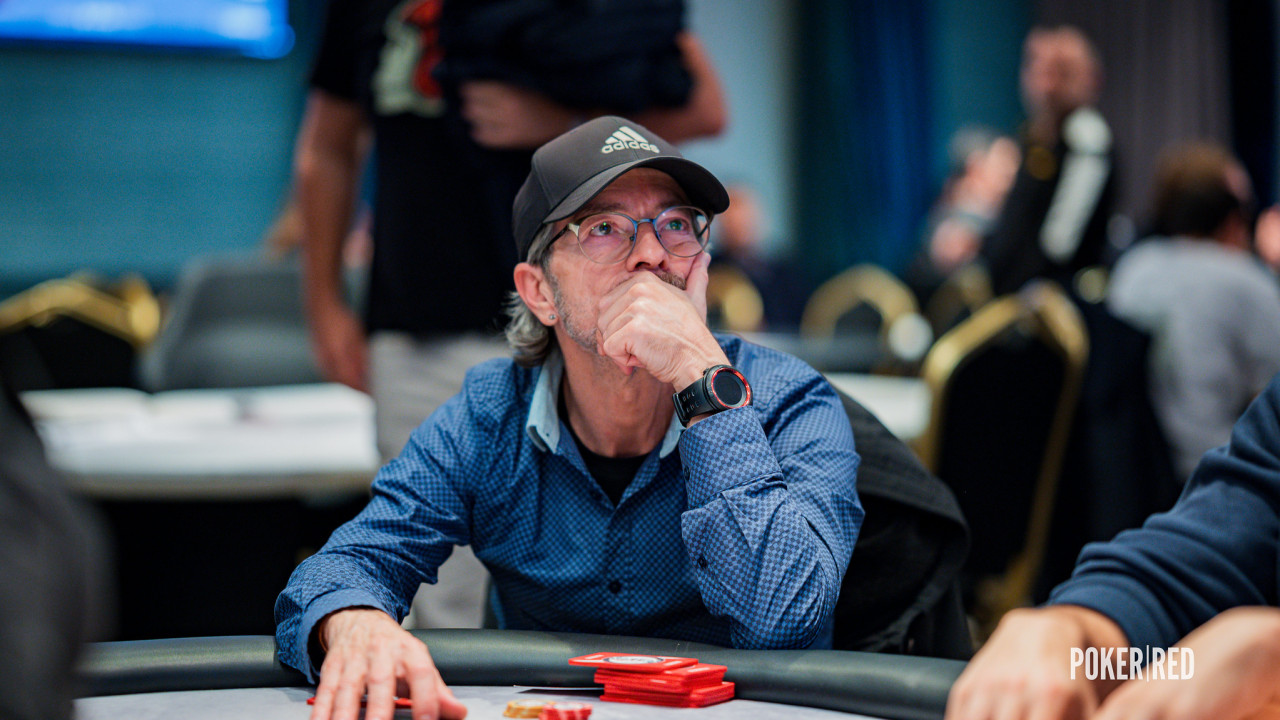 ¡Anuncia all-in mientras foldea sus cartas! ¡Se ha liado!