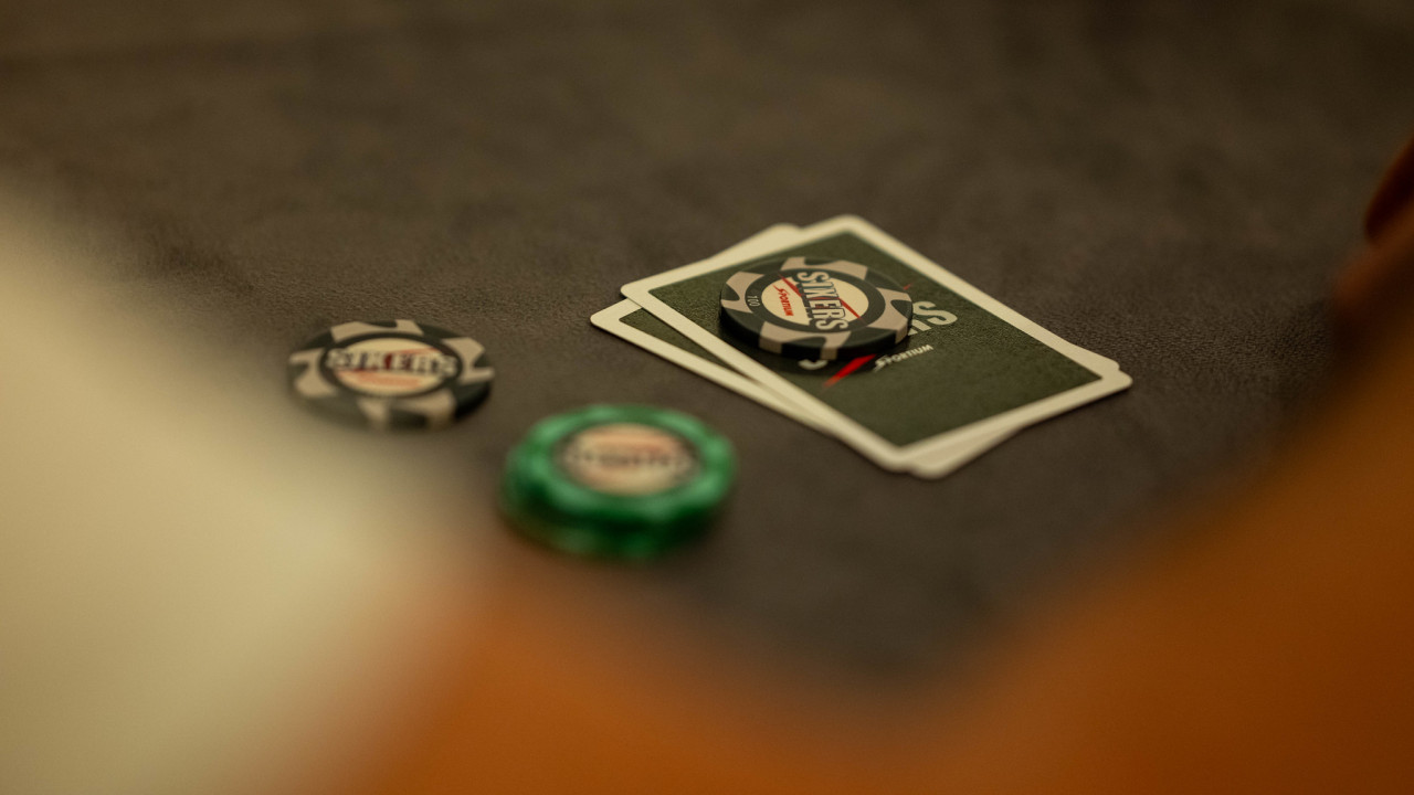 ¡Ya vuelan las cartas en el Main Event!