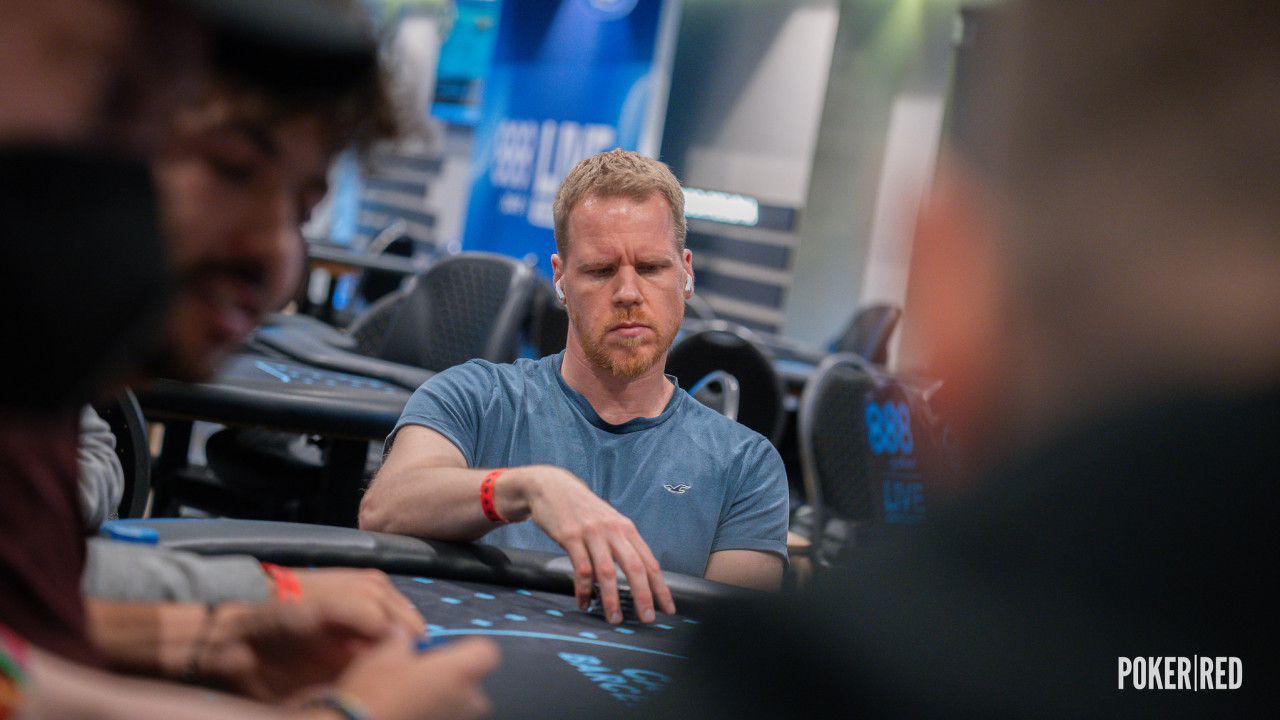 Florens Feenstra se dobla contra Adam Green