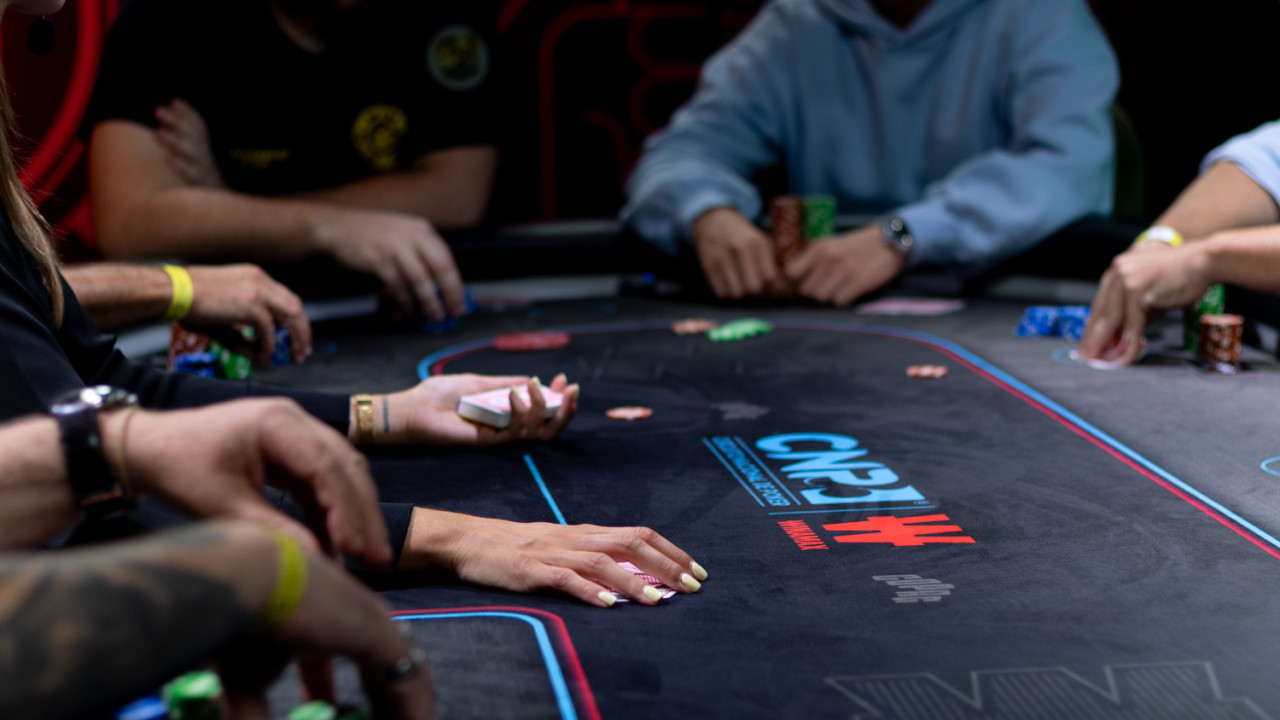 Descanso para la cena en la mesa final