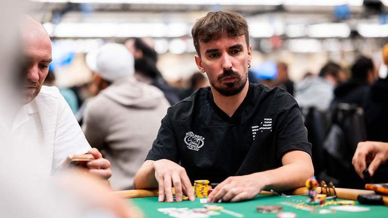 Dani Triana se dobla en la siguiente mano