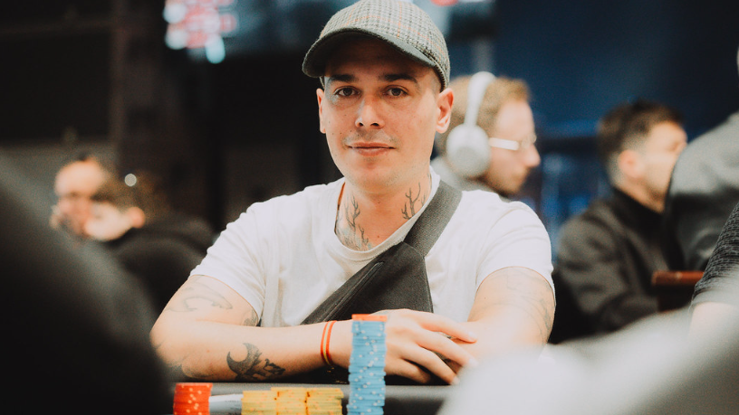 Samuel Ruiz se pone con 440.000 tras ligar poker de reyes
