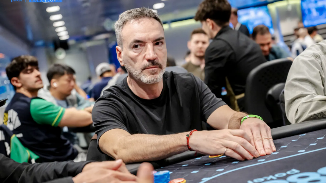 Aleksandro Horn le enseña a Hugo Gotuzzo una mano que no se ve todos los días