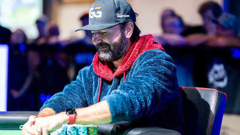 Daniel Negreanu le da la vuelta a la tortilla