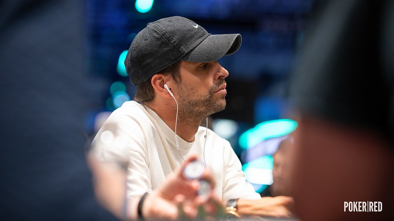 Gerard Piqué pierde un flip AK vs QQ y dobla a Joao Simao