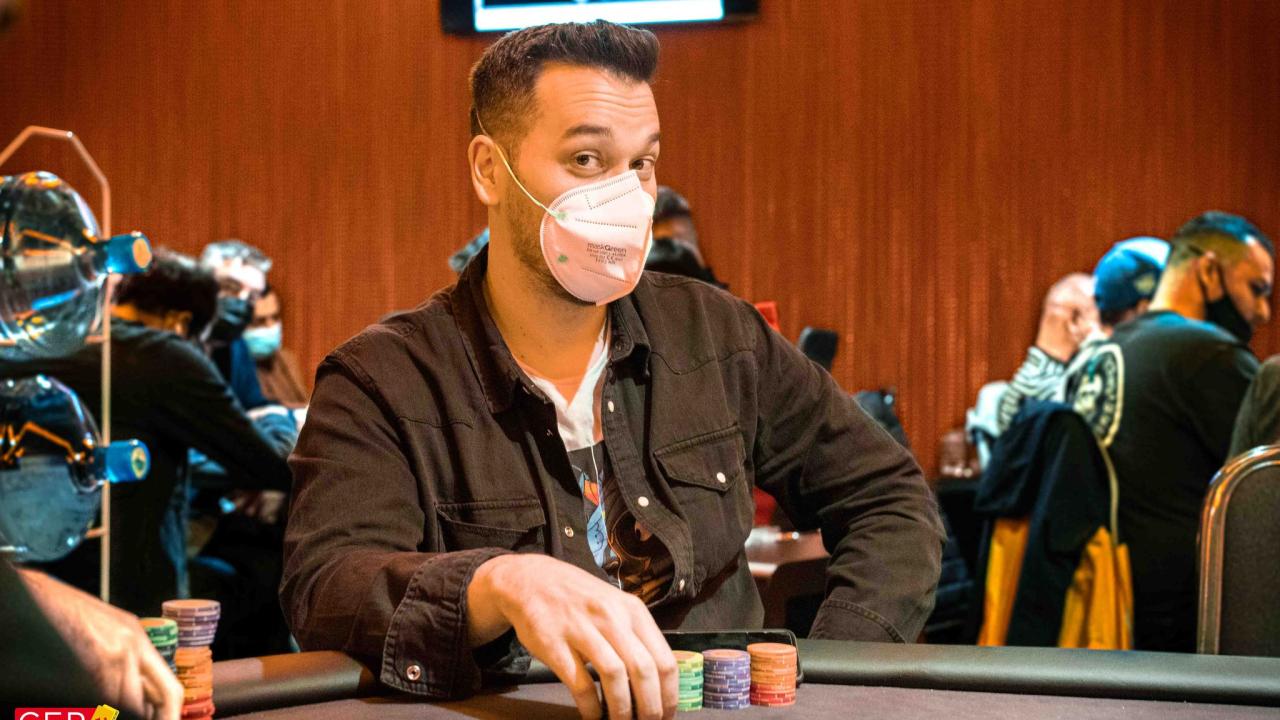 José David Robles liga full house para doblarse