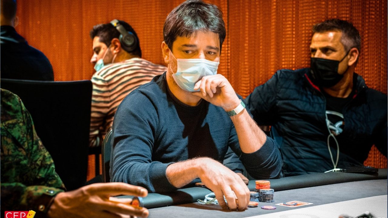 Pablo Rojas le cuela un farol en river a Abel Aspas