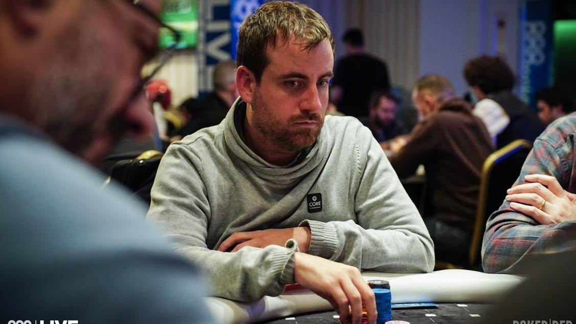 Cooler preflop para Javier Elorza, que coge puntos en el Main Event