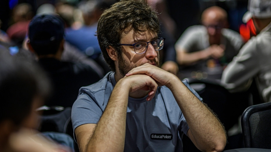 Gerard Carbó pasa por el cajero en el día 1E