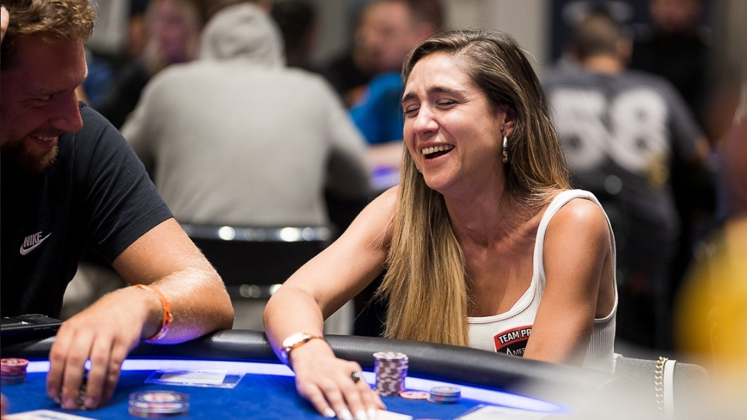 Ana Márquez "se queda"... ¡la malagueña vuelve a doblarse en el Main Event!