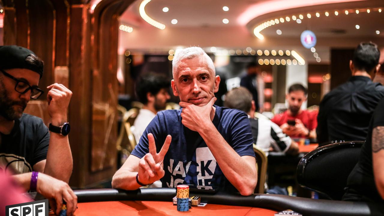 A José Luis Urrutia se le escapa un botazo contra César Arina