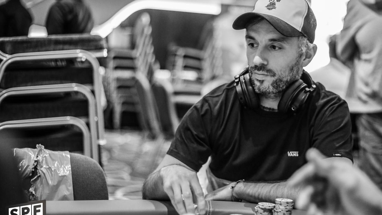 Víctor Mendoza suma puntos sin showdown